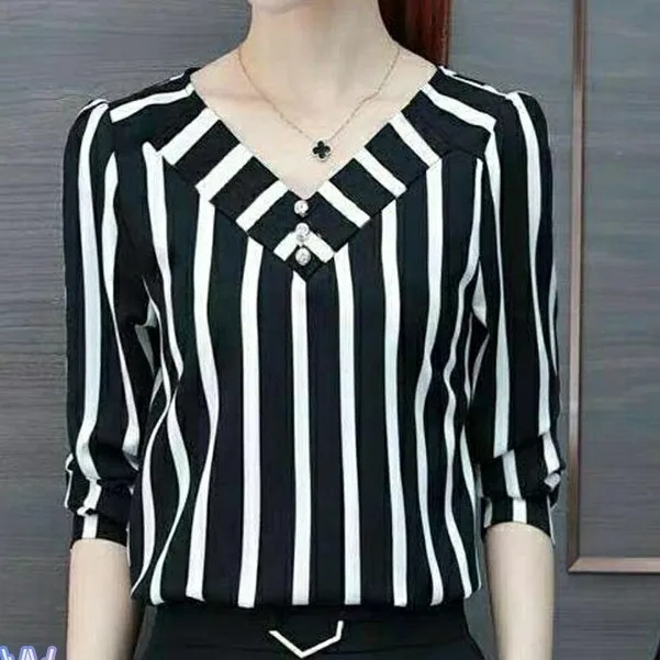 полосатая футболка sifang с короткими рукавами, женская рубашка в корейском стиле с рукавами три четверти, большой размер, свободный топ с V-образным вырезом 1